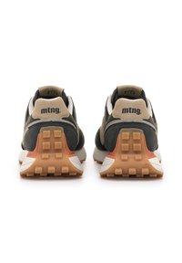 Zapatillas deportivas de color verde oscuro con detalles en beige, que cuentan con una parte superior texturizada, un talón acolchado y una suela de goma con un dibujo de agarre.