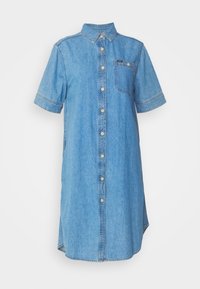 Vestito camicia in denim azzurro chiaro, con chiusura a bottoni sul davanti, maniche corte, taschino sul petto e orlo curvo per un look casual.