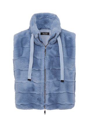 Hellblaues Kunstfellweste mit Kapuze, ausgestattet mit einem Reißverschluss und zwei Kordelzügen. Strukturierte rechteckige Patches über den Stoff verteilt.