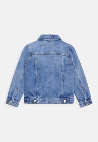 Jeansjacke in Hellblau mit langen Ärmeln, spitzem Kragen, knöpfbaren Manschetten und zwei Knöpfen am Saum. Glatte Textur, klassisches Design.