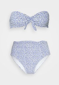 Conjunto de bikini com uma base branca com padrão floral azul, topo bandeau almofadado com laço à frente e parte de baixo de bikini de cintura alta.