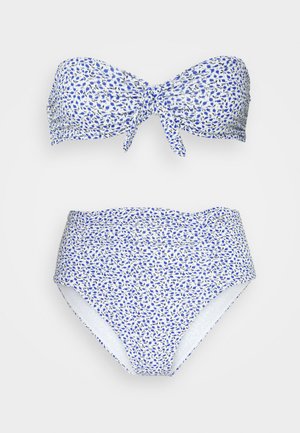 Conjunto de bikini com uma base branca com padrão floral azul, topo bandeau almofadado com laço à frente e parte de baixo de bikini de cintura alta.