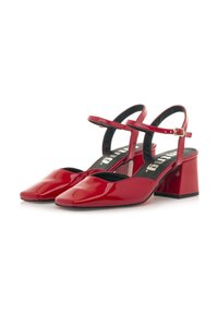 Scarpe slingback in vernice rossa con punta quadrata, cinturino alla caviglia regolabile e tacco a blocco spesso. Finitura liscia con una texture lucida.