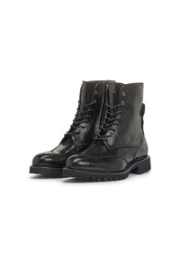 Botas negras hasta el tobillo con un acabado de cuero texturizado, puntera redonda, cordones en la parte delantera y suela de goma resistente. Presentan detalles de costura y un lazo en el lateral.