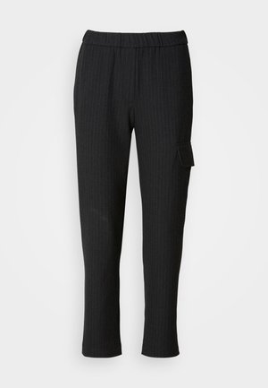 Zwarte broek met fijne strepen, een elastische tailleband en een recht model. Heeft een zijzak met klep en is gemaakt van een gladde stof.