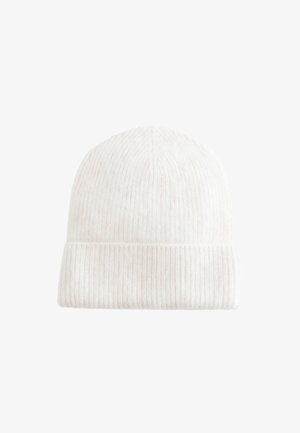 Rippstrickmütze in sanftem Weiß mit subtilen pinken Sprenkeln, ausgestattet mit einem umgeschlagenen Bund und einer strukturierten Oberfläche für Wärme und Stil.