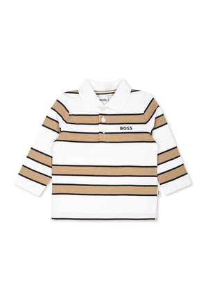 Polo à manches longues avec des rayures horizontales blanches, beige et noires ; doté d'un col et d'une patte de boutonnage à l'avant ; marqué "BOSS" en noir.