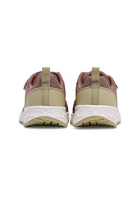 Sportschuhe mit einem pinken Mesh-Obermaterial, grünlich-beigen Akzenten und weißen Sohlen. Verfügt über eine Lasche an der Rückseite für einfaches Anziehen.