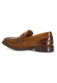 Mocassino in pelle intrecciata marrone con punta arrotondata, tacco basso e superficie texturizzata. Presenta un design slip-on con dettagli di cucitura minimi.