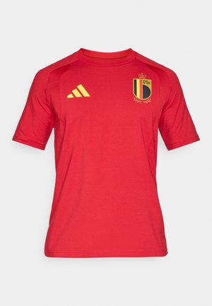 Rotes Sportshirt aus leichtem Stoff. Mit gelbem Adidas-Logo, belgischem Nationalemblem auf der Brust, kurzen Ärmeln und Rundhalsausschnitt.