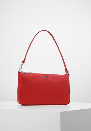 Rode leren schoudertas met een enkele riem, zilverkleurige ritssluiting en een klein metalen logo op de voorkant, geplaatst op een witte ondergrond.