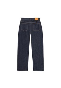 Σκούρο μπλε τζιν παντελόνι με ίσια γραμμή, με ταμπέλα από ταμπά δέρμα στη μέση και δύο πίσω τσέπες.