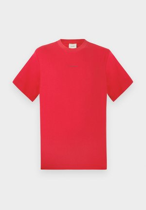 Crvena majica s okruglim izrezom, napravljena od pamuka. Kratki rukavi, jednobojna s suptilnim logotipom u sredini. Mekana tekstura i klasičan kroj.