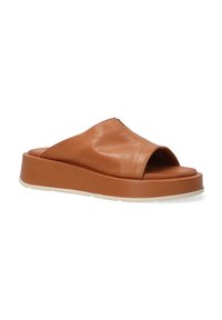 Bruine leren slipper met een open teen, met een gebogen bovenkant en een dikke zool met een witte accentrand. Glad van textuur.