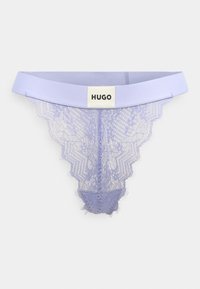 Čipkasti tangice v svetlo sivkini barvi z široko elastično pasom, ki ima etiketo z napisom "HUGO" ter zapletene čipkaste vzorce ob robovih.