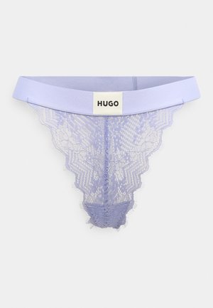 Hele lilla pitsist stringid, millel on lai elastne vöökoht ja sildil kiri "HUGO" ning keerukad pitsimustrid ääres.