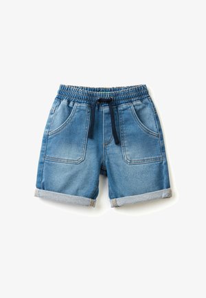 Blå denim shorts til småbørn med elastisk talje, sort snor, forlommer og opsmøgede ben.