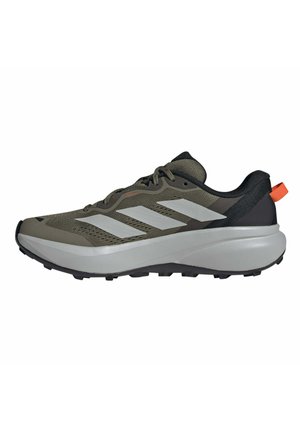 Trailrunning-Schuh in Olivgrün mit schwarzer Ferse, weißer Sohle, drei weißen Streifen an der Seite und orangefarbener Zuglasche an der Ferse.