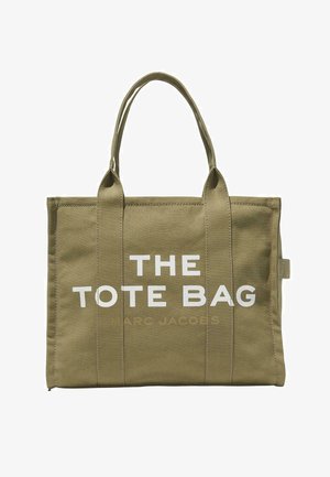 Saco de lona verde-oliva com alças duplas na parte superior, grande texto branco a dizer "THE TOTE BAG" e "MARC JACOBS" em letras menores abaixo.