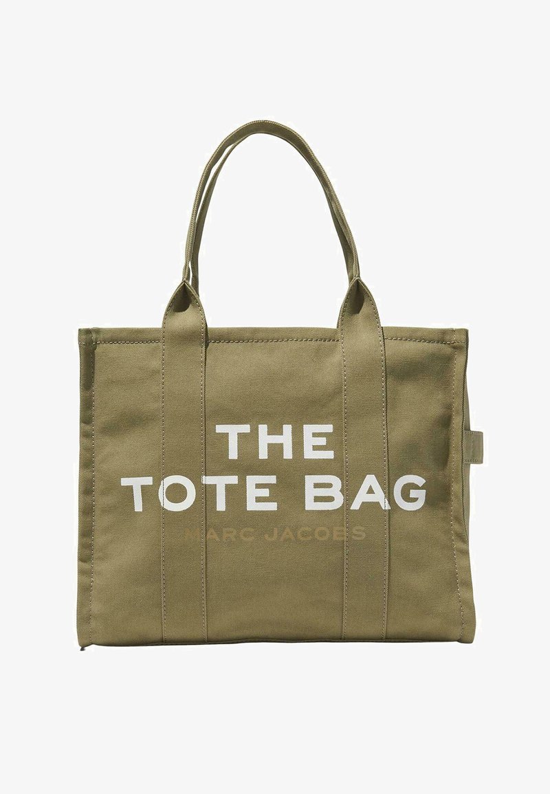 Olijfgroene canvas tote bag met dubbele handvatten bovenaan, grote witte tekst met "THE TOTE BAG" en daaronder in kleinere letters "MARC JACOBS".