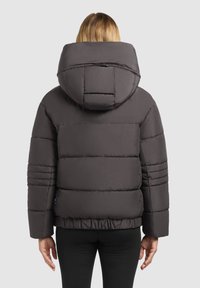 Puffjacka i mörkgrått, med en stor huva, quiltat mönster, ribbade ärmadetaljer och elastisk midja för en tät passform.