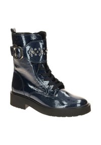 Marineblauwe, gepatineerde leren enkellaarzen met een chunky zwarte zool, gespdetail, stud-versieringen en vetersluiting aan de voorkant.