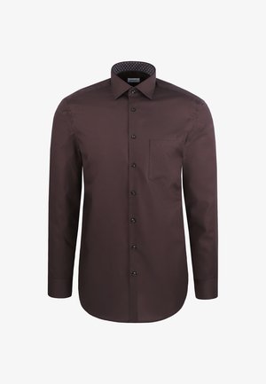 Camicia a maniche lunghe marrone scuro con bottoni, tasca sul petto e colletto interno a fantasia, esposta su sfondo bianco.
