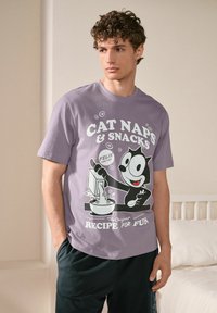 Ljuslila bomullströja med en grafik av Felix the Cat och texten "Kattnaps & Snacks" samt "Recept för kul" i fet vit stil.