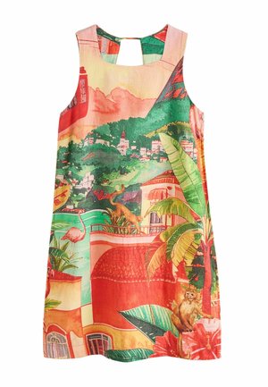 Robe sans manches avec imprimé tropical comprenant des singes, des flamants roses, de grandes feuilles vertes, des fleurs rouges et des bâtiments colorés sur un fond de coucher de soleil chaleureux.