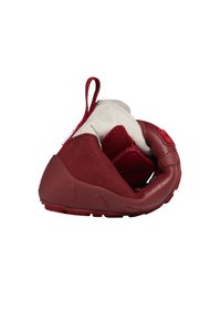 Baskets de sport rouge et beige avec une tige texturée, un bout arrondi et des accents en tissu. Équipées d'une languette et d'une semelle en caoutchouc profilée.