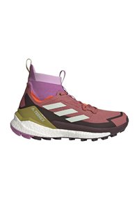 Adidas Terrex trail running sko i pink og maroon. Har en tekstureret overdel, hvide striber og en polstret sål med en robust sålprofil.