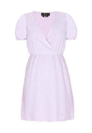 Lavendel wikkeljurk met korte pofmouwen, van een geweven stof met een geruit patroon. V-hals en getailleerde taille.