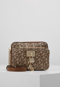 Hnědá kabelka přes rameno s vzorovanou tkaninou, zlatým uzamykacím prvkem, řetízkem a koženými akcenty. Kompaktní obdélníkový tvar.