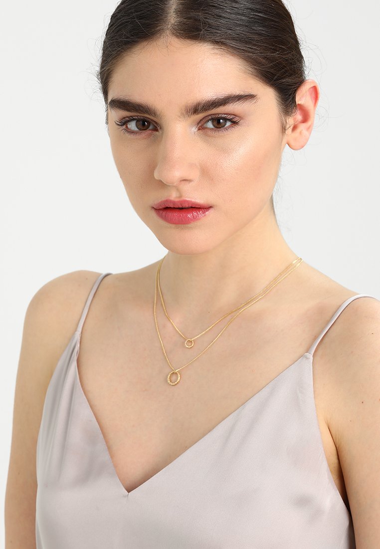 Damen Halsketten | Pilgrim NECKLACE KYLIE Halskette gold-coloured/goldfarben - OM01924 Damen Halsketten | Pilgrim NECKLACE KYLIE Halskette gold-coloured/goldfarben - OM01924