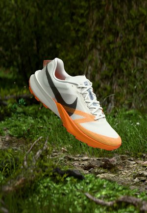 TERRA KIGER 10 - Terepfutó cipők - white/black/photon dust/total orange/safety orange/vivid purple