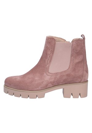 Ankelhøj pink ruskindstøvle med elastisk sidepanel, trækstrop ved hælen og chunky gummisål med dybe slidbaner og lav blokhæl.