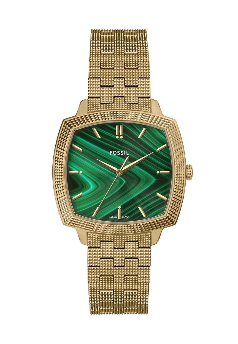Montre en quartz dorée avec un boîtier carré, un cadran à motif en malachite verte et un bracelet en maille dorée texturée, avec des index et des aiguilles dorés.