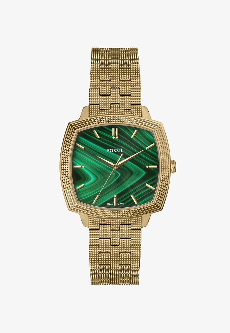 Montre en quartz dorée avec un boîtier carré, un cadran à motif en malachite verte et un bracelet en maille dorée texturée, avec des index et des aiguilles dorés.