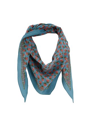 Pañuelo azul triangular con patrones de rosas rosas y hojas verdes, con un borde decorativo a lo largo de los bordes.