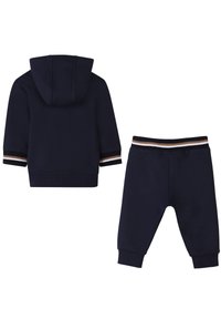 Marineblauer Baumwoll-Trainingsanzug mit einer Kapuzen-Zip-Jacke mit gestreiften Bündchen und einer Hose mit passendem gestreiften elastischen Bund.