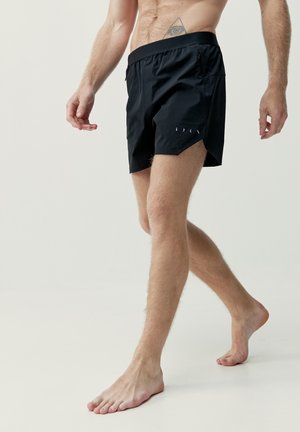 Sorte atletiske shorts med snoretræk i taljen, sidelommer og splitkant. Fremstillet af et let og åndbart materiale.