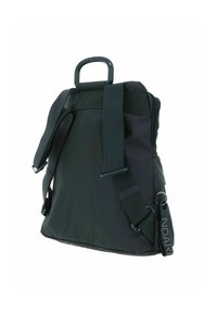 Sac à dos noir en tissu texturé, avec des bretelles réglables, une poignée supérieure et un logo discret sur le côté.