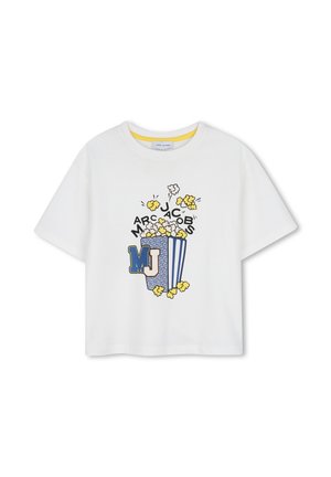 T-shirt blanc à manches courtes avec un motif coloré de seau de pop-corn et le texte "MJ Marc Jacobs" sur le devant.