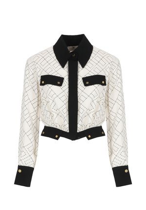 Giacca accorciata in crema e nero con un motivo a diamante, caratterizzata da un colletto nero, chiusura con bottoni, due tasche sul petto e dettagli dorati.