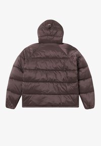 Doudoune marron avec capuche ajustée, design matelassé et texture en nylon lisse. Équipée de poignets élastiques et d'un ajusteur à cordon sur la capuche.