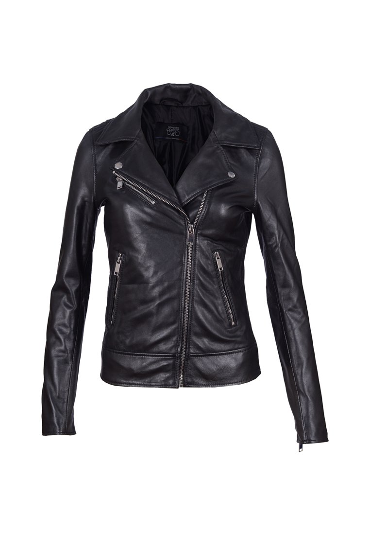 Černá kožená motorkářská bunda s asymetrickým předním zipem, dvěma zipovými kapsami, širokými klopami a dlouhými rukávy na bílém pozadí.