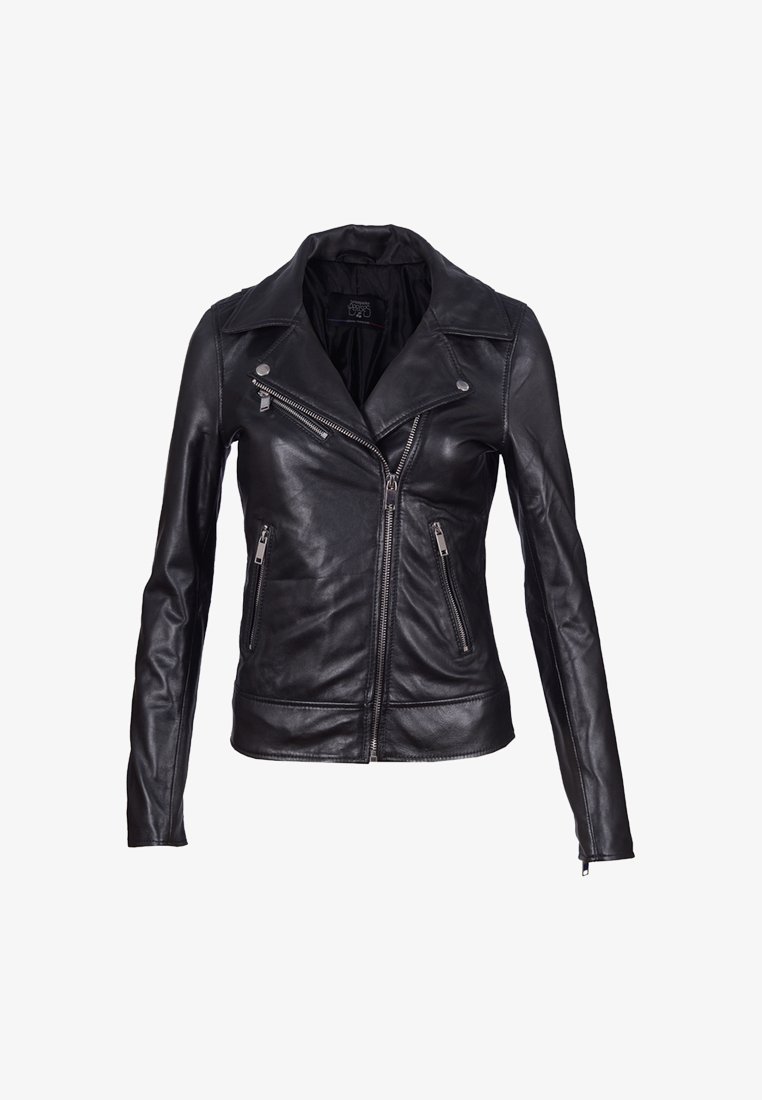 Černá kožená motorkářská bunda s asymetrickým předním zipem, dvěma zipovými kapsami, širokými klopami a dlouhými rukávy na bílém pozadí.