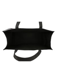 Juoda stačiakampio formos rankinė, pagaminta iš tekstūruoto audinio, su dviem tvirtomis rankenomis ir atvira viršutine dalimi.