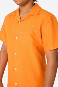 Oranje overhemd met korte mouwen van gladde stof, voorzien van een borstzak en subtiele stikselaccenten. Lichtroze knopen vormen een contrast.
