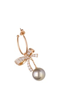 Boucle d'oreille en or en forme de nœud, décorée de pierres étincelantes et dotée d'une perle grise suspendue. Dimensions et détails non précisés.